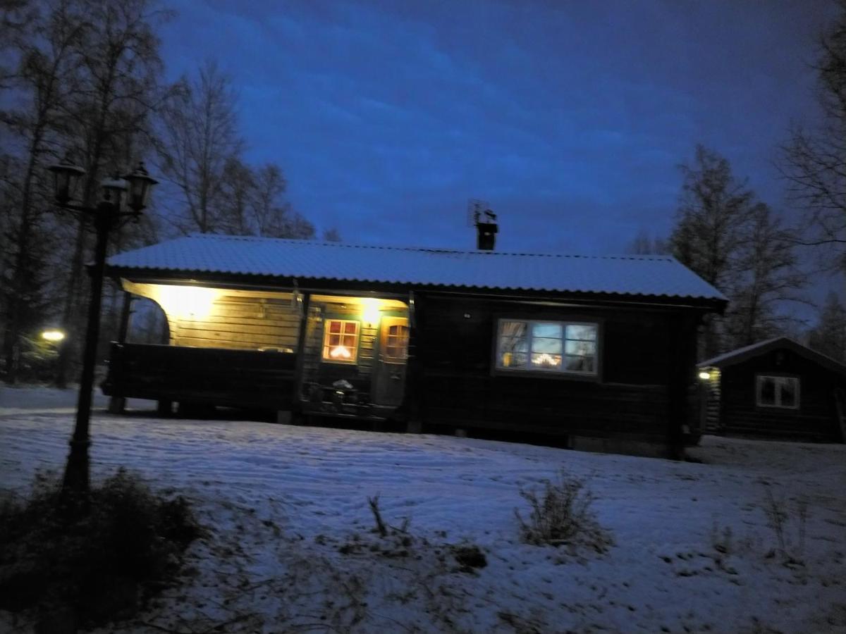 Mysig Timmerstuga Vid Sjoen Bjoerken 34 Roennsudden Grangarde Bagian luar foto
