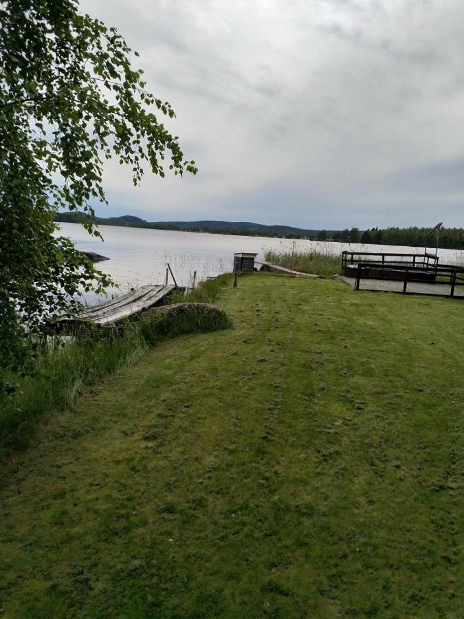 Mysig Timmerstuga Vid Sjoen Bjoerken 34 Roennsudden Grangarde Bagian luar foto